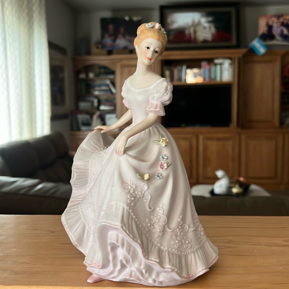 Homco Masterpiece Porcelain Lady Caroline In Ball Gown Roses Daisies 1993 9"